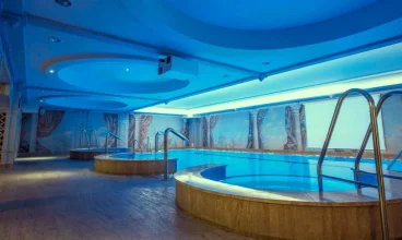 Hotel dysponuje klimatycznie urządzonym basenem