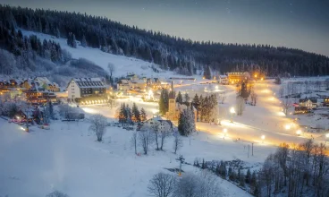 Obiekt jest położony 400 metrów od Zieleniec Ski Arena