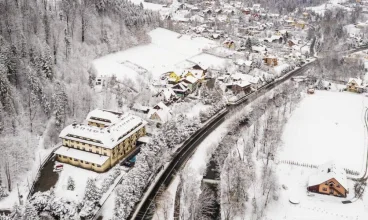 Usytuowanie obiektu sprzyja wędrówkom szlakami turystycznymi Beskidu Śląskiego