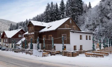 Hotel jest położony blisko kompleksu narciarskiego Javor-Zahradky-Bramberk