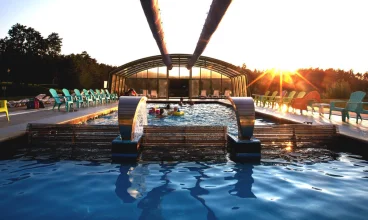 Stara Wieś Resort posiada świetny basen z odsuwanym dachem i podgrzewaną wodą