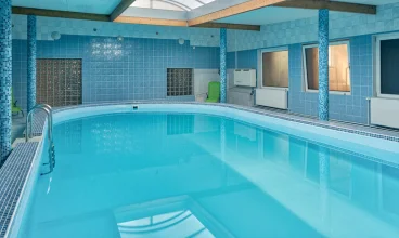 Hotel posiada wewnętrzny basen oraz saunę suchą
