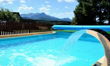 W sezonie letnim dostępny jest zewnętrzny basen