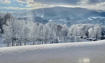 Jest położony w sercu Beskidu Śląskiego, blisko tras narciarskich