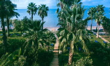 Hotel jest otoczony bujnym ogrodem i sąsiaduje z piękną plażą