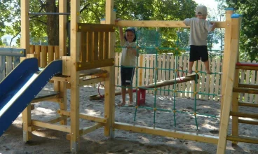 W ogrodzie powstał plac zabaw z bezpieczną piaszczystą nawierzchnią