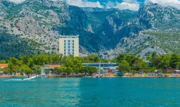 Hotel jest pięknie położony nad brzegiem Adriatyku u stóp górskiego masywu