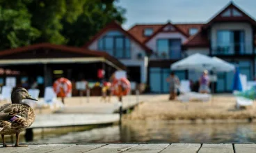 Hotel posiada piaszczystą plażę z drewnianym pomostem