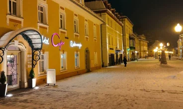 Hotel Caspar*** mieści się w malowniczym sercu Cieplic - cenionego uzdrowiska