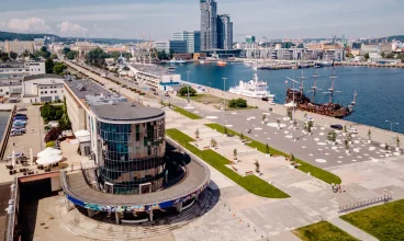 Hola Gdynia mieści się nieopodal Skweru Kościuszki, Akwarium i plaży miejskiej