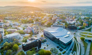 Lokalizacja w południowej części miasta umożliwia łatwy dojazd do centrum