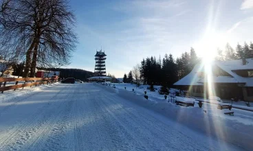 Hotel jest położony na wzniesieniu w Beskidzie Żywieckim