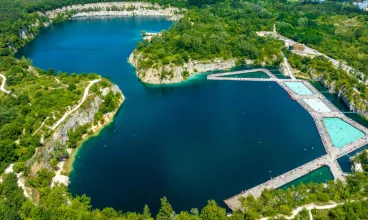 10 min spacerem od hotelu znajduje się Park Zakrzówek z kąpieliskiem