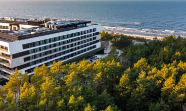 Pięciogwiazdkowy hotel jest położony zaledwie 20 m od plaży w Rogowie