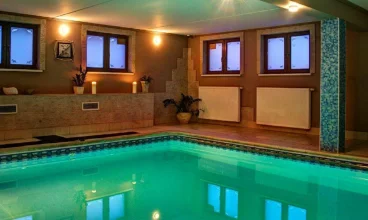 Wśród atrakcji znajduje się strefa wellness z basenem i sauną
