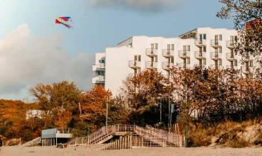 Hotel znajduje się bezpośrednio nad brzegiem morza w Międzyzdrojach