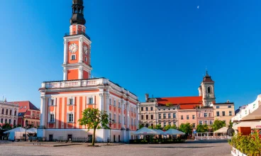 Rynek w Lesznie słynie z ratusza - jednego z najpiękniejszych w Polsce