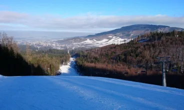 Najbliższy wyciąg narciarski Zlate Hory mieści się 10 km od obiektu