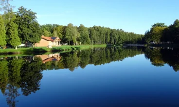 Reset Spała to kameralny ośrodek otoczony lasami