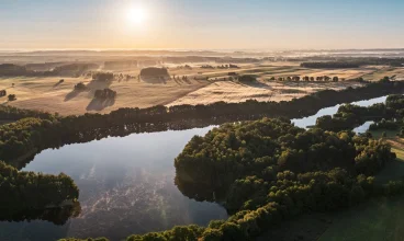 W sąsiedztwie znajduje się las oraz Jezioro Graniczne