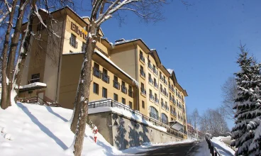 Hotel Elbrus SPA & Wellness jest zlokalizowany w atrakcyjnym zimą Szczyrku