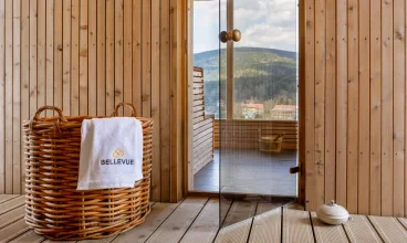 W strefie wellness znajduje się sauna z panoramicznym widokiem