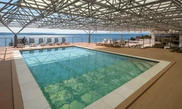 Latem można korzystać z zewnętrznego basenu w sąsiednim hotelu