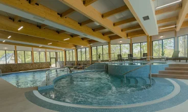 Hotel dysponuje krytym basenem z przeciwprądem, kaskadą i jacuzzi