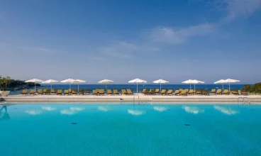 Największy basen w resorcie jest spektakularnie położony nad Adriatykiem