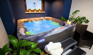 Hotel dysponuje strefą wellness z przestronnym jacuzzi