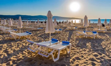 Hotel jest położony tylko 200 metrów od plaży nad Morzem Czarnym