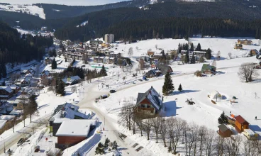 Widok z okna pokoju hotelowego zimą