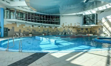 Duży, wewnętrzny basen jest sercem strefy rekreacyjnej hotelu