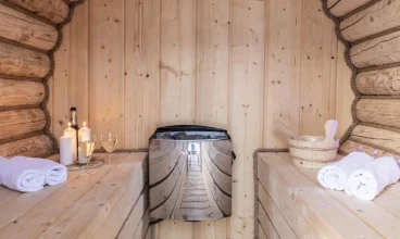 Sauna jest przyjemnie wybudowana z drewnianych bali