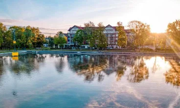 Hotel Willa Port jest malowniczo położony nad samym jeziorem