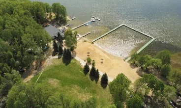 Trzy Jeziora to hotel z prywatną, piaszczystą plażą