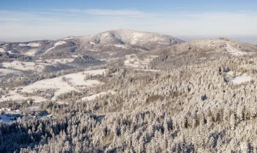 Szklarska Poręba jest malowniczo ulokowana u stóp Karkonoszy