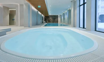 Obok głównego basenu mieści się sprzyjające relaksowi jacuzzi