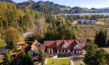 Base Camp mieści się nieopodal jeziora i zamku w Niedzicy