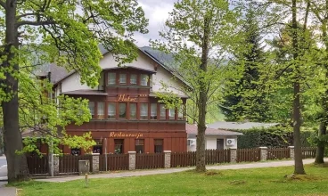 Hotel Świeradów jest położony naprzeciwko Parku Zdrojowego