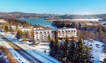 Hotel Skalny SPA mieści się nad jeziorem w uzdrowiskowej części Polańczyka