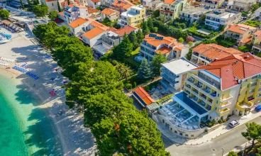 Hotel oddziela od plaży jedynie zadrzewiona promenada