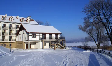 Anek to całoroczny hotel położony wprost nad jeziorem