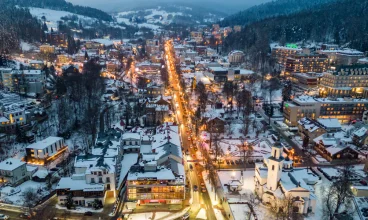 Położona w Beskidach Krynica-Zdrój to świetne miejsce na zimowy wypoczynek