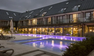 Saltic Resort & SPA Łeba posiada sezonowy zewnętrzny basen i leżaki na patio