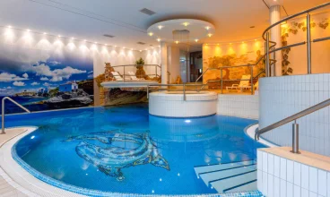 Strefa wellness składa się z basenu, jacuzzi i sauny