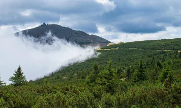 Z tarasu obiektu rozpościera się panorama Karkonoszy ze Śnieżką