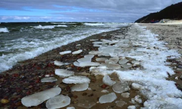 Nadmorskie plaże zimą wyglądają bajkowo