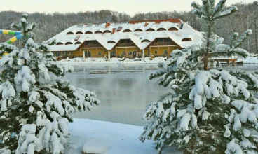 Hotel jest położony nad jeziorem w miejscowości Pokrzywna w woj. opolskim