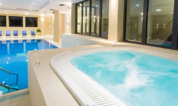 Goście Hotelu Zbójnicówka mogą korzystać z wyjątkowego basenu i jacuzzi